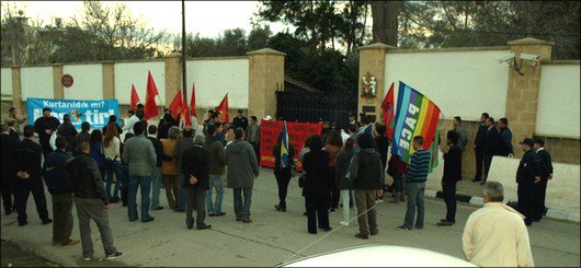 Lefkoşa’da da Libya’ya yapılan müdahale protesto edildi Lefkoşa’da da Libya’ya yapılan müdahale protesto edildi