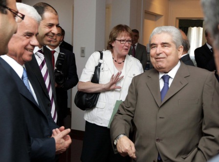 Son siyasi gelişmeler: ÇÖZÜM, KIBRISLI TÜRKLERİN YARDIMINI BEKLER Son siyasi gelişmeler: ÇÖZÜM, KIBRISLI TÜRKLERİN YARDIMINI BEKLER
