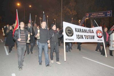 KTOEÖS ve KTÖS, Lefkoşa sokaklarında meşaleli yürüyüş gerçekleştirdi KTOEÖS ve KTÖS, Lefkoşa sokaklarında meşaleli yürüyüş gerçekleştirdi