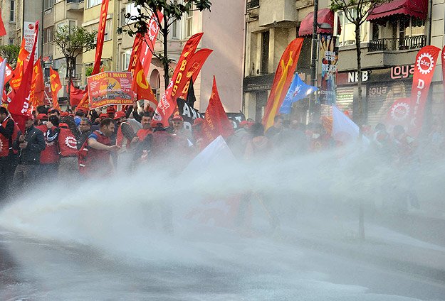 1 Mayıs’ın marjinali Vali ve polistir – Aziz Çelik 1 Mayıs’ın marjinali Vali ve polistir – Aziz Çelik