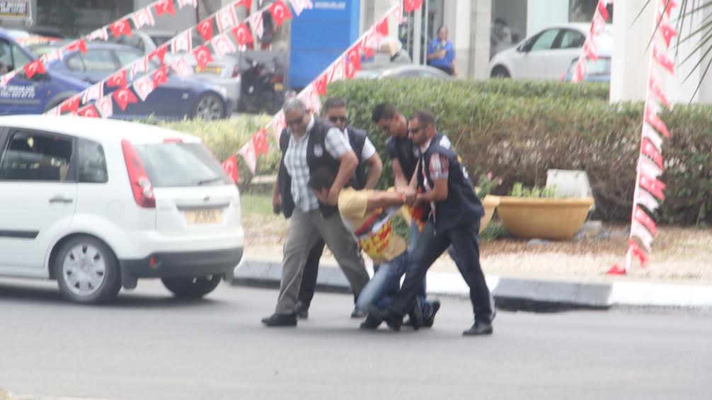 Tayyip’in gelişi ile polis terörü Lefkoşa’da her yerde Tayyip’in gelişi ile polis terörü Lefkoşa’da her yerde