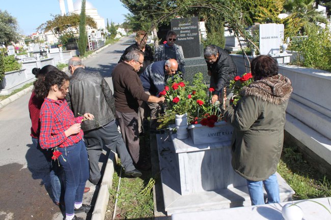 Gazeteci yazar Ahmet Karaman, ölümünün 9. yıldönümünde kabri başında anıldı Gazeteci yazar Ahmet Karaman, ölümünün 9. yıldönümünde kabri başında anıldı