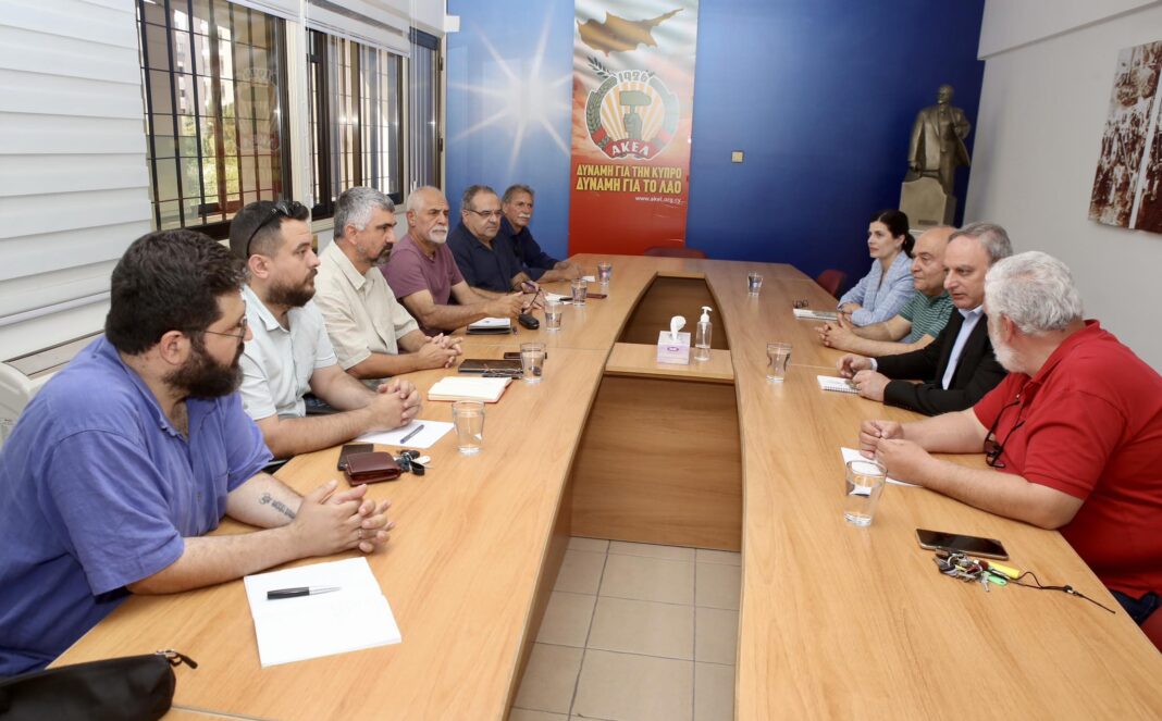 YKP ve AKEL heyetleri Kıbrıs sorununu ve günlük hayatta Kıbrıslı Türklerin hayatını kolaylaştıracak imkânları konuştu YKP ve AKEL heyetleri Kıbrıs sorununu ve günlük hayatta Kıbrıslı Türklerin hayatını kolaylaştıracak imkânları konuştu